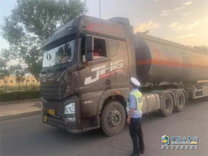 国庆期间山东德州禁行危化品运输车 出行高峰禁行总质量1.8吨以上货车