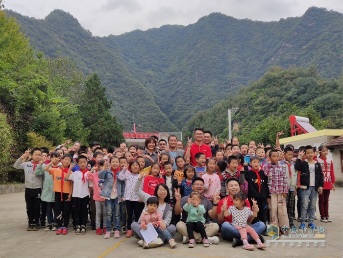 沃尔沃卡车“图书馆计划”来到陕西秦岭深处的镇安县崇家小学