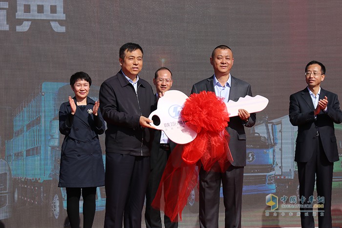 宝鸡市委常委、副市长王宁岗（左）为九洲恒昌副董事长杨均滔交付金钥匙