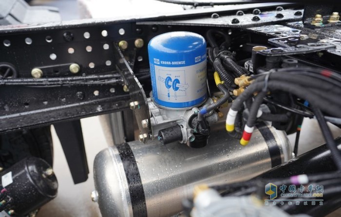 德龙M3000 S牵引车关键阀类件及空气干燥器均标配国际大品牌