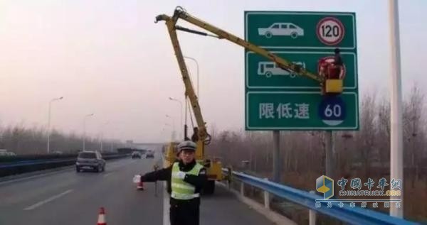 拆除不合理公路标志