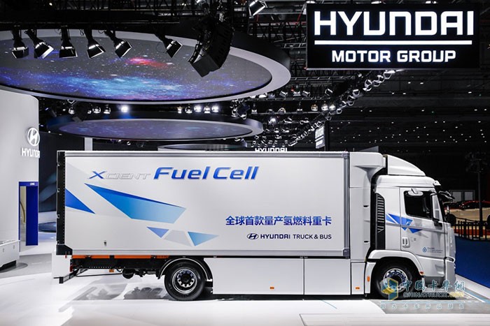 中国国际进口博览会展示的氢燃料电动重卡“ XCIENT Fuel Cell”