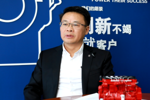 福田康明斯以“灯塔”标准照亮前路