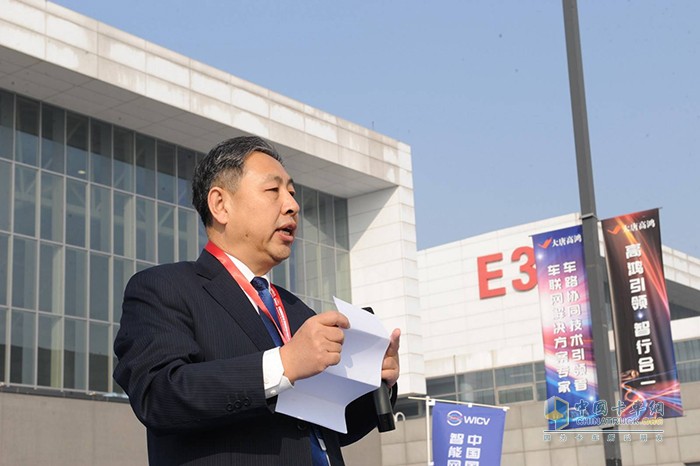 中国贸促会机械行业分会副会长周卫东在大赛中致辞