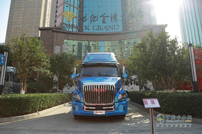 格尔发长头牵引车