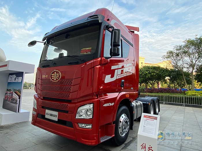 JH6 6×4 领航版危化品牵引车