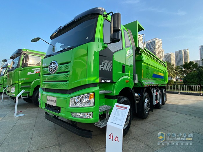 新J6P 8×4轻量化 短轴距 自卸车