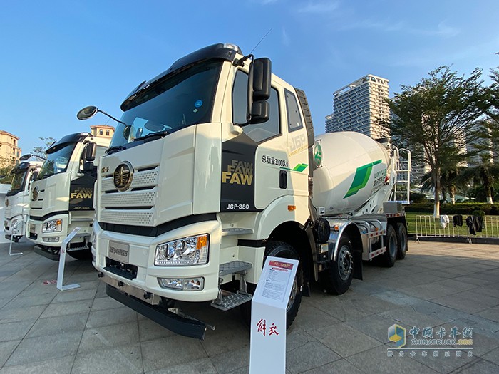 新J6P 8×4 国六 轻量化 搅拌车