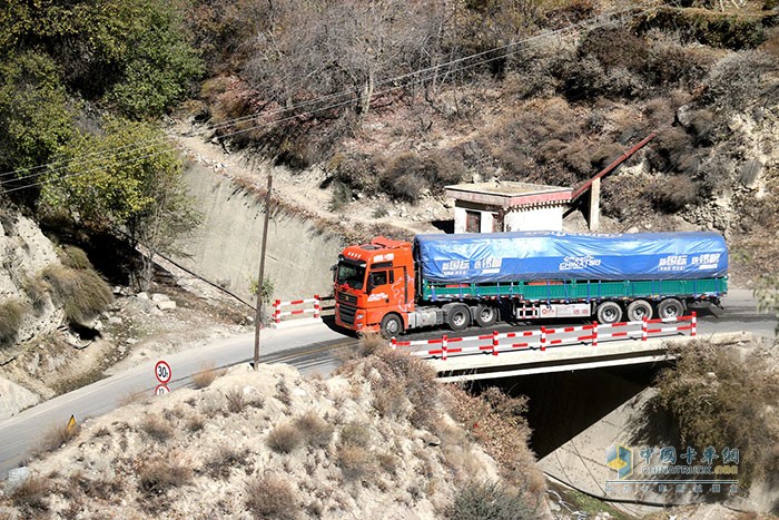 邵师傅驾驶2号车行驶在72拐