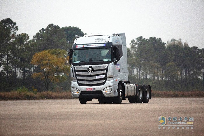 第十三届中国国际卡车节油大赛上欧曼重卡场地测试
