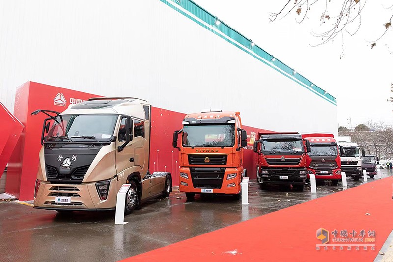 2020年12月29日，“中国重汽 迈向一流”中国重汽集团年产销商用车突破50万辆发布仪式在济南卡车制造部总装车间举行
