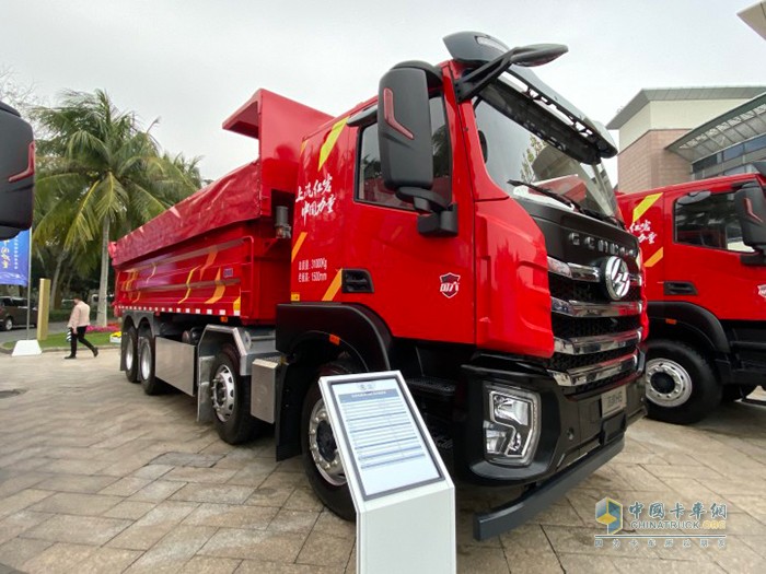 红岩杰虎H6 LNG 8X4自卸车