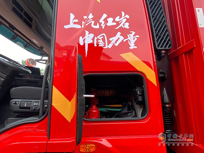 红岩杰豹H6载货车