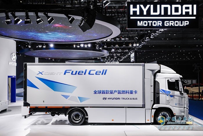 中国国际进口博览会展示的氢燃料电动重卡“ XCIENT Fuel Cell”