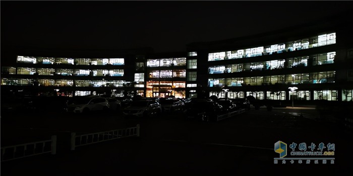 记者从园区门口拍摄的晚上10点的潍柴研发大楼