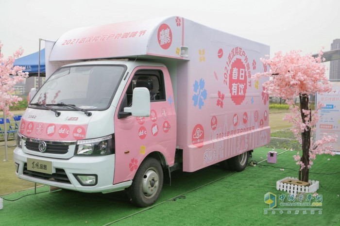 由东风途逸打造的樱花咖啡车前往武汉大学人民医院