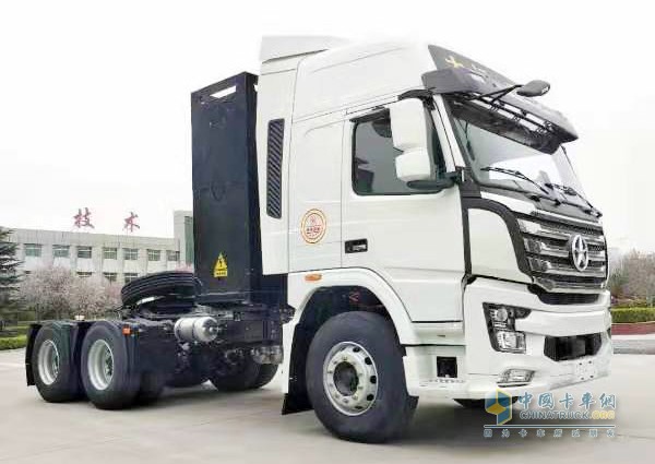 大运首台6×4换电牵引车
