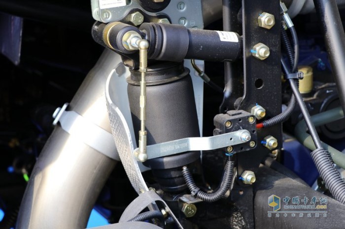 李师傅的德龙新M3000采用了驾驶室气囊悬置设计