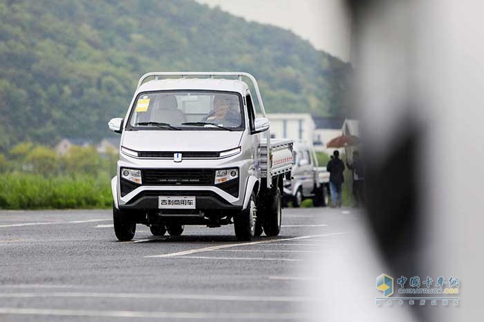 吉利商用车3.5吨锋锐小卡来袭 上市当天获万台订单 