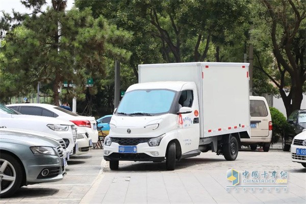 飞碟汽车  载货车