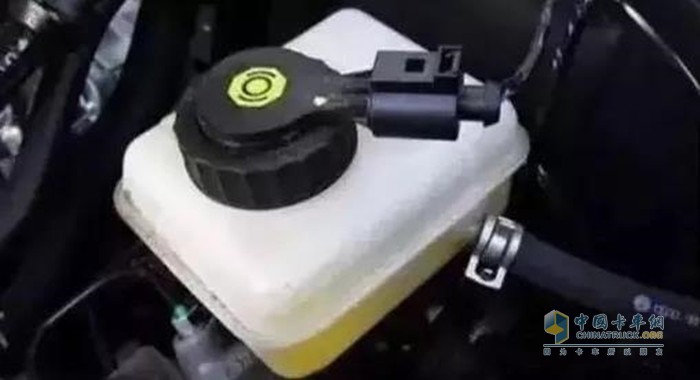 发动机冷却液液面检查
