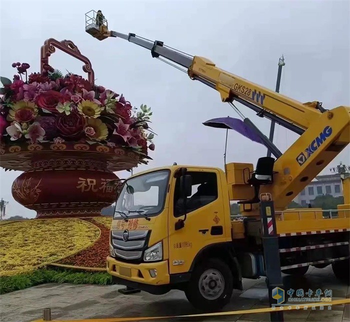 搭建任务中的欧马可高空作业车