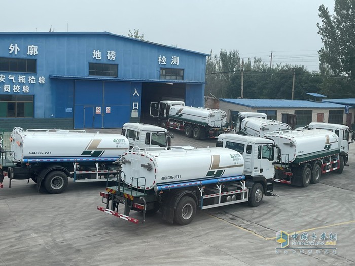 中国重汽集团济南专用车生产的“绿叶”牌LNG洒水车