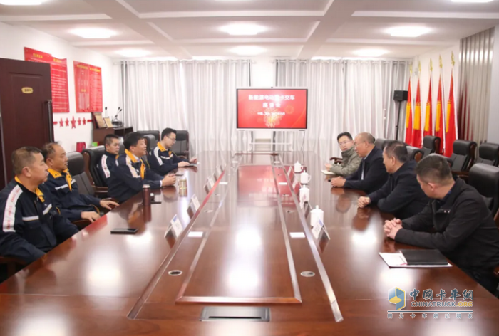 中铝物流集团内蒙古有限公司在办公楼前隆重举行北奔新能源电动重卡交车仪式