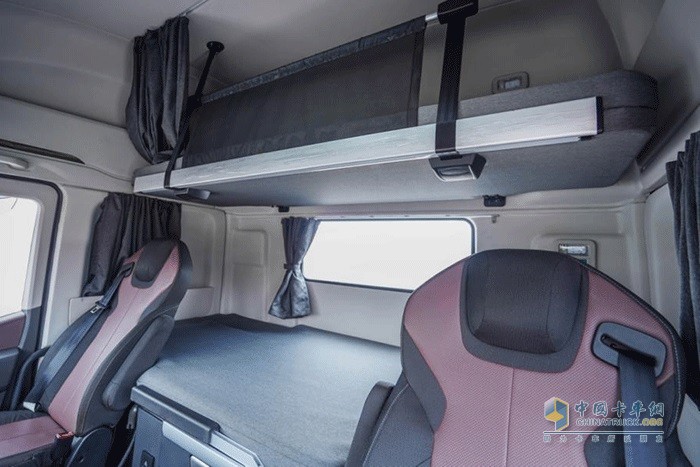 红岩杰狮H6牵引车采用了行业领先的超宽体卧铺设计