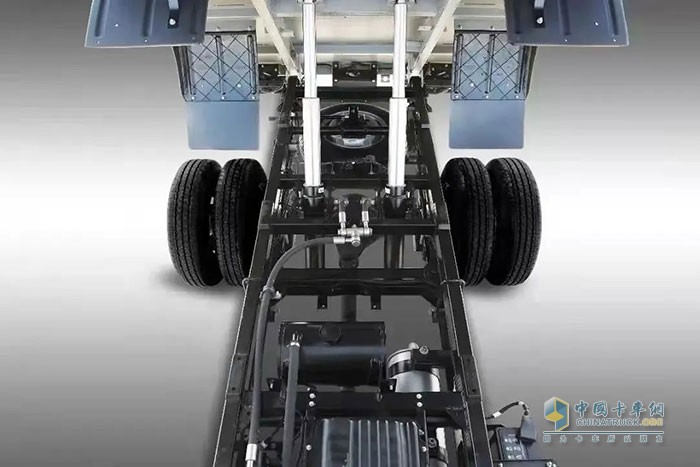 福田小金刚Q版国六自卸车采用610L高强度钢板铆接大梁设计