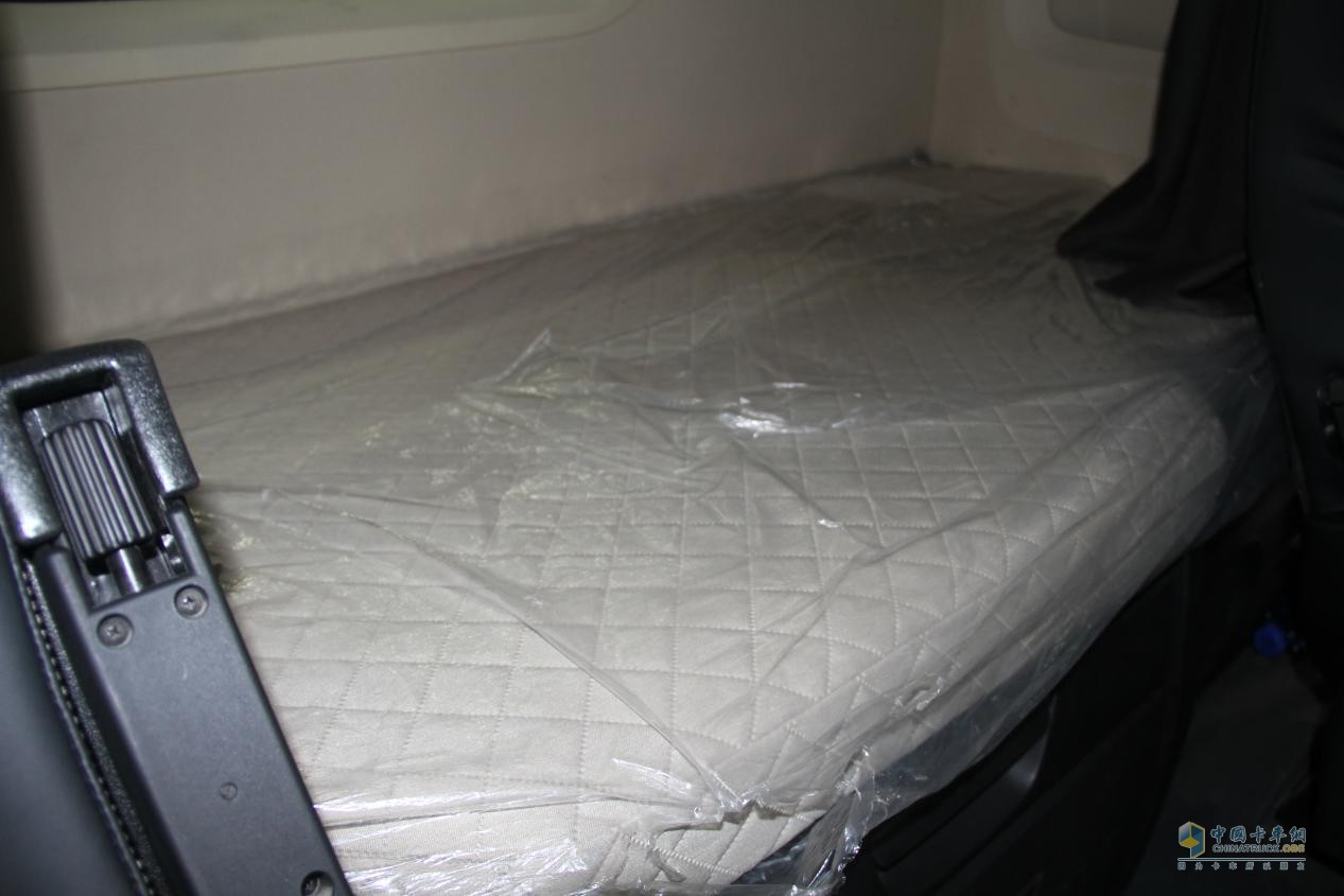 德龙X6000超宽卧铺并且床垫支撑度很好