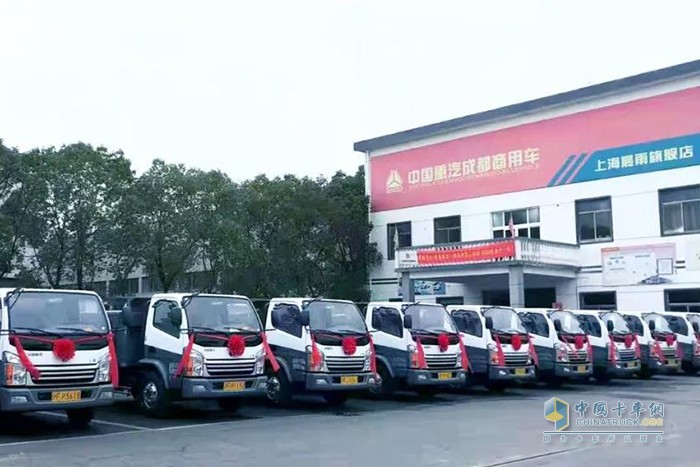 中国重汽成都商用车 地库小自卸车 客户交车仪式