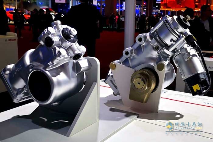 2021上海车展，博世集团展出了2款转向产品：RB-Servocom ECO(精益节能型)液压转向机（左）、Servotwin®Gen3电液混合助力转向机（右）