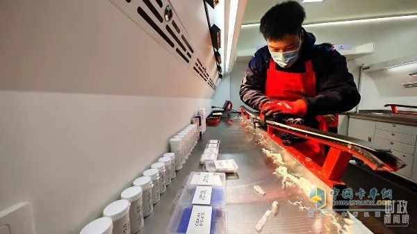 工作人员正在给雪板上蜡。(总台央视记者彭汉明拍摄)