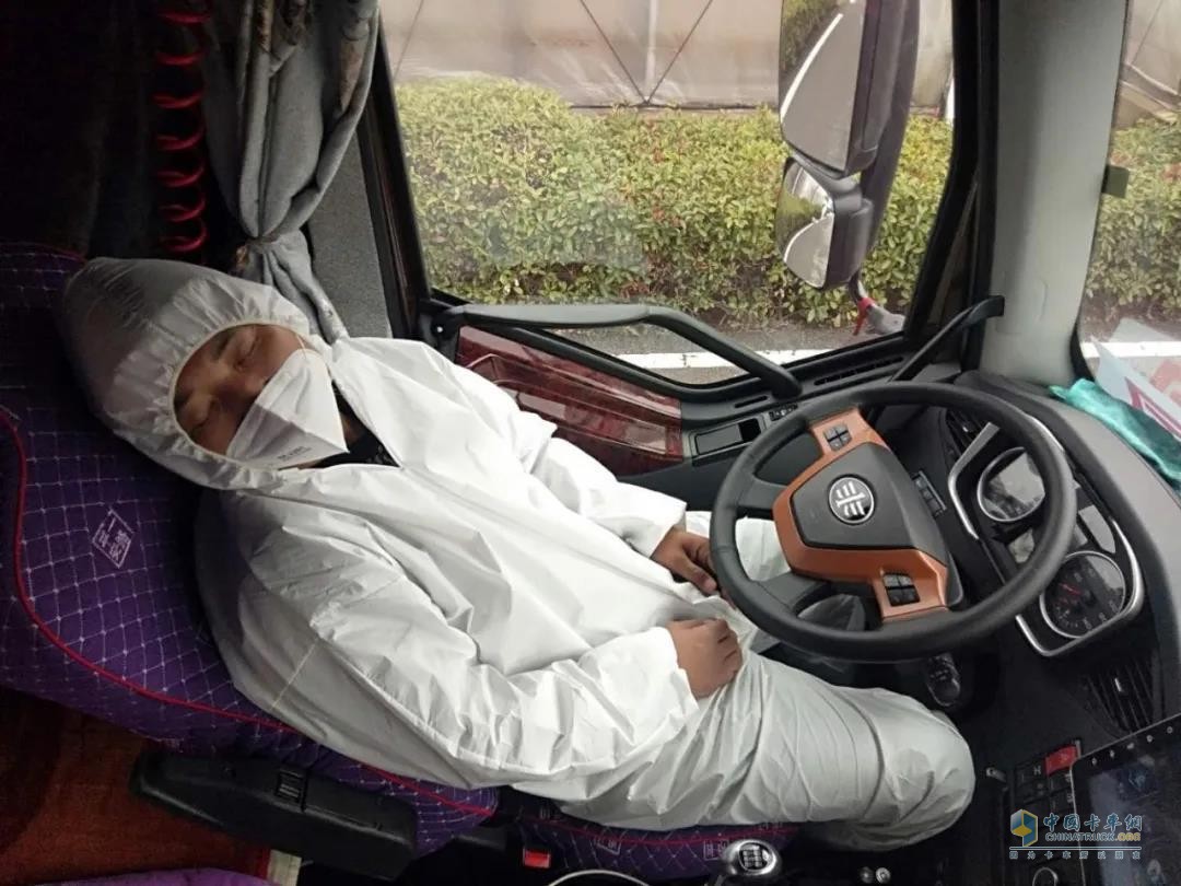 抗疫期间，累了躺在驾驶座椅上休息的穆秋丈夫李东新