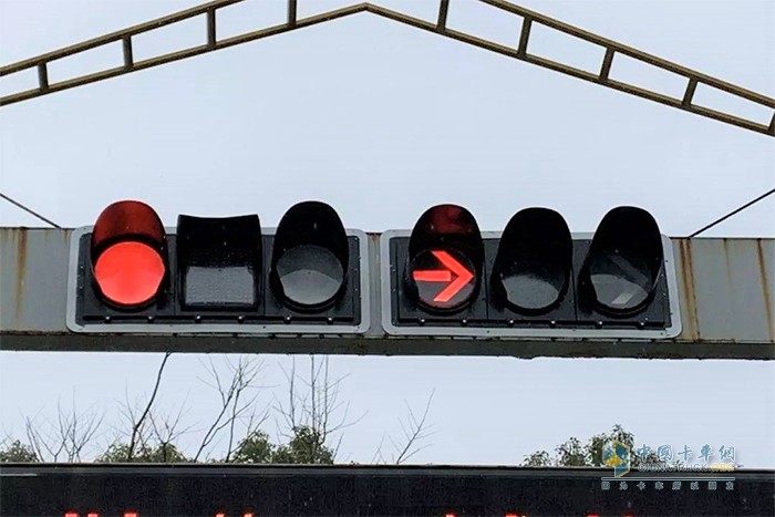 交通信号灯 路口右转 正确方式