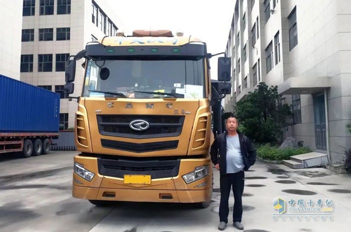 卡友李洪峰与他的华菱H7牵引车