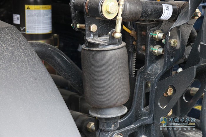 陕汽德龙X5000L标配四点式悬浮气囊减震驾驶室