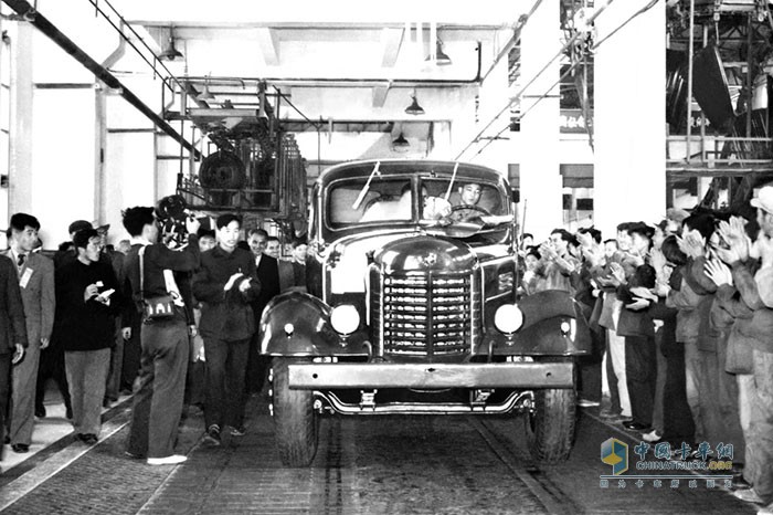 1956.7.13 第一辆解放卡车驶下生产线