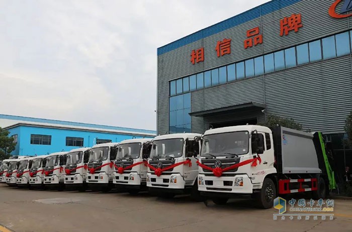 程力集团携手东风商用车重点打造的25吨天龙勾臂垃圾车