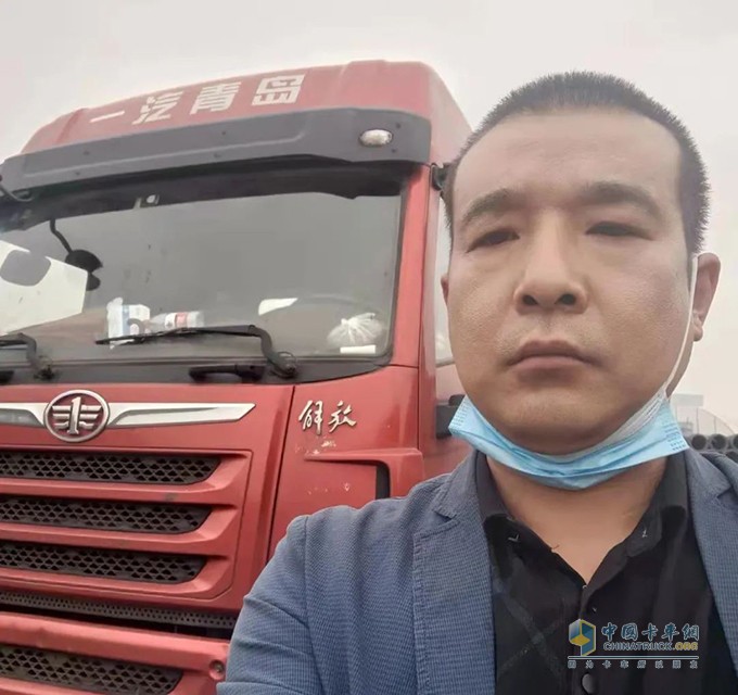 　　1997年，李厚峰开始从事运输行业，先后使用过多种品牌的车，直到2008年，他接触到解放品牌，选择了解放青汽J5M车型。    　　钢材质量较重，运输路况复杂，对车辆要求高。李厚峰说，他就是看中了悍V自重轻、低油耗、故障率低和服务好的优势，能够轻松胜任复杂的钢材运输工况。这么多年运营之路，他很少为车辆担心。悍V的高承载力、高可靠性有目共睹        　　李厚峰是解放青汽重要的合作伙伴，解放青汽为他的运输之路提供有力支撑    　　未来，解放青汽更好地扶持追梦人，引领更多“梦想合伙人”实现梦想，携手前行，创造更美好的生活!