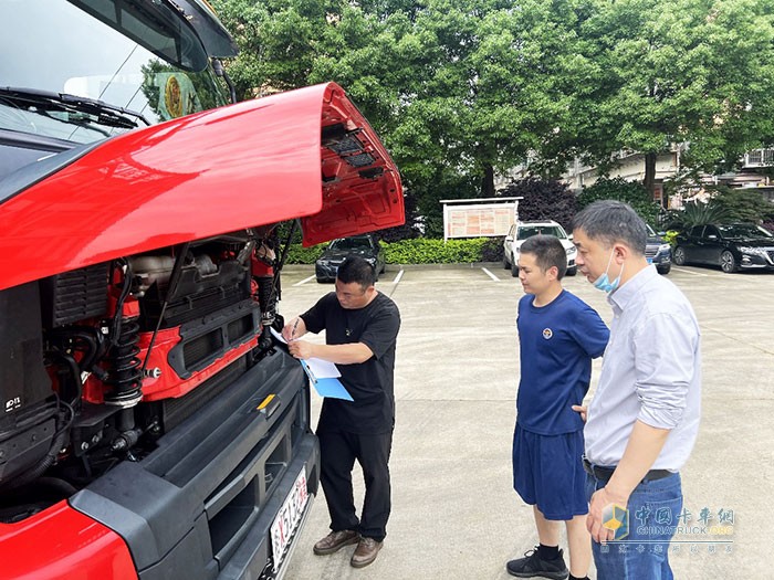 工程师在全面检查车辆