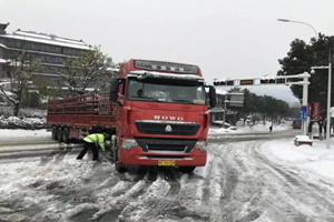 卡车不能“漂”，雨雪天的行车技巧都有哪些？