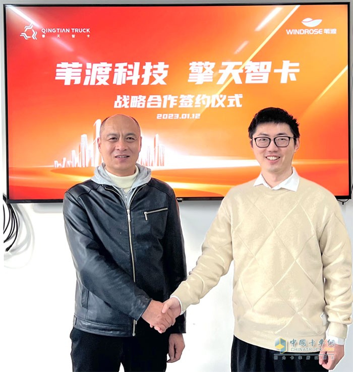 苇渡科技总裁陈皓利(左) 和 擎天智卡联合创始人、CTO孙又晗(右)