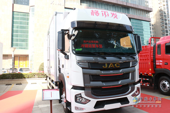 格尔发4×2 260马力冷藏车