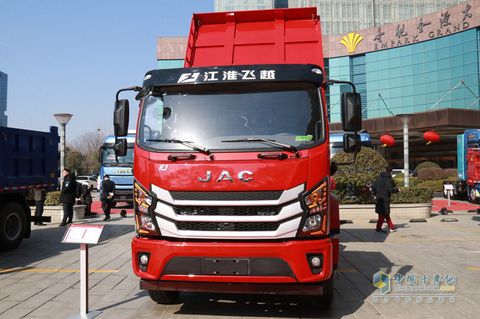 飞越4×2 200马力自卸车