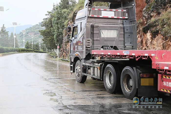 解放卡车:雨天行车，有些注意事项不得不说！