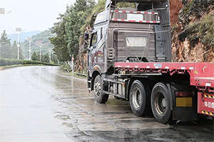 解放卡车:雨天行车，有些注意事项不得不说！