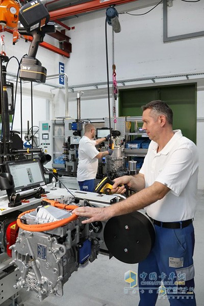 采埃孚CeTrax lite轻型商用车电驱动系统开始量产 首发应用于五十铃ELF车型
