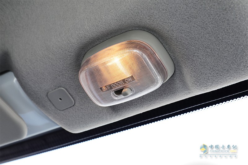 江淮1van 蓝猫M1 2023款 宁德旗舰版 2.7T 2座 4.745米纯电动厢式运输车41.86kWh 